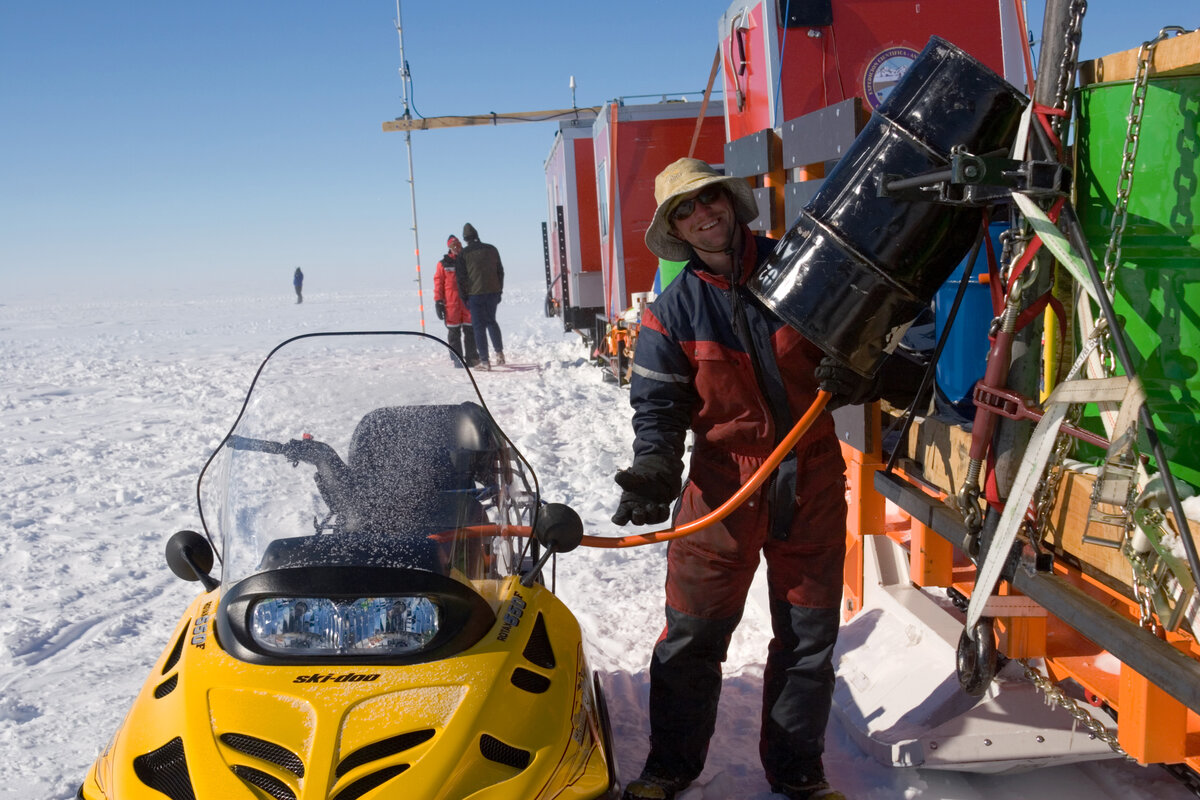 Fuelling a snowmobile on traverse